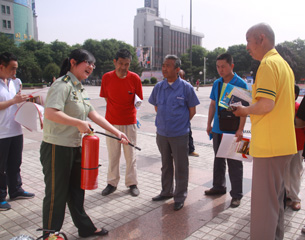 渭南消防协会巧借“公益服务月”开展消防宣传活动